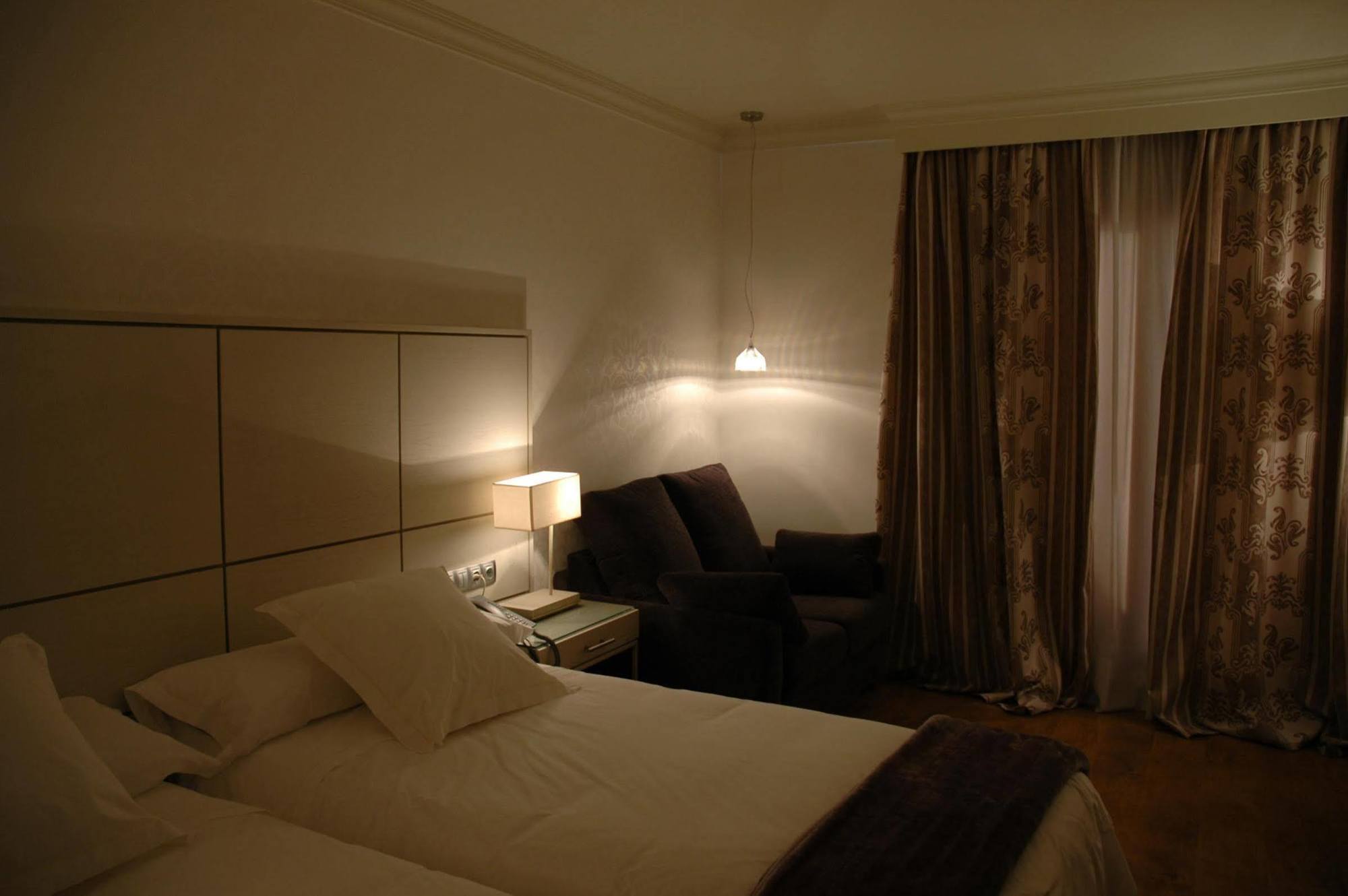 Hotel B Bou La & 4*